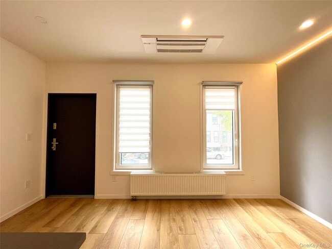 Foto del edificio - 71-53 69th Pl