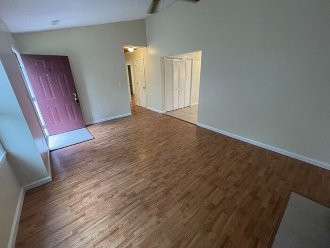 Building Photo - 2 bd 2 bath