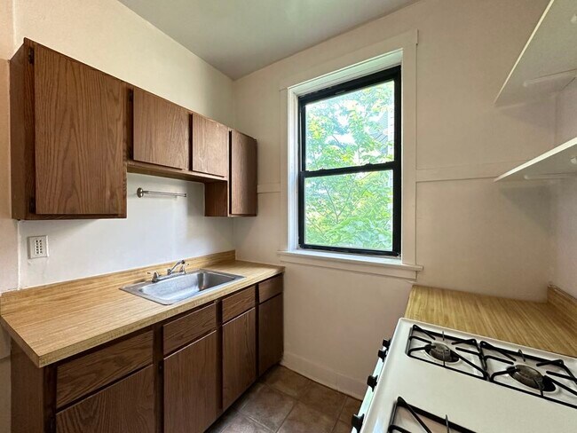 Building Photo - 2428 N Sawyer Ave