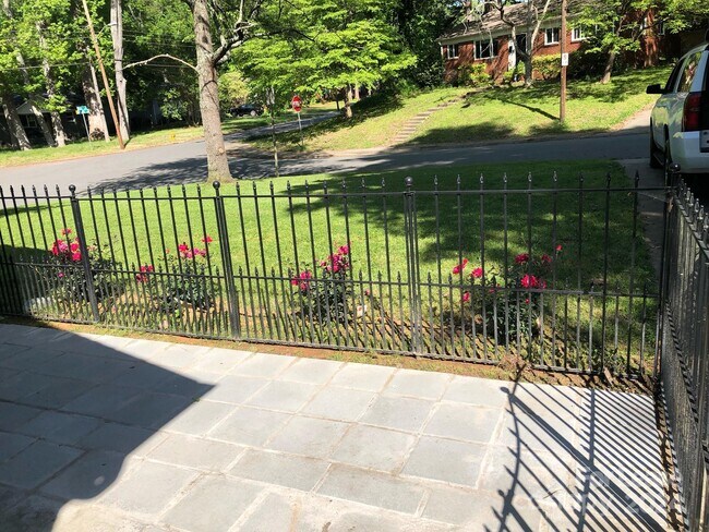 Foto del edificio - 2524 Dora Dr