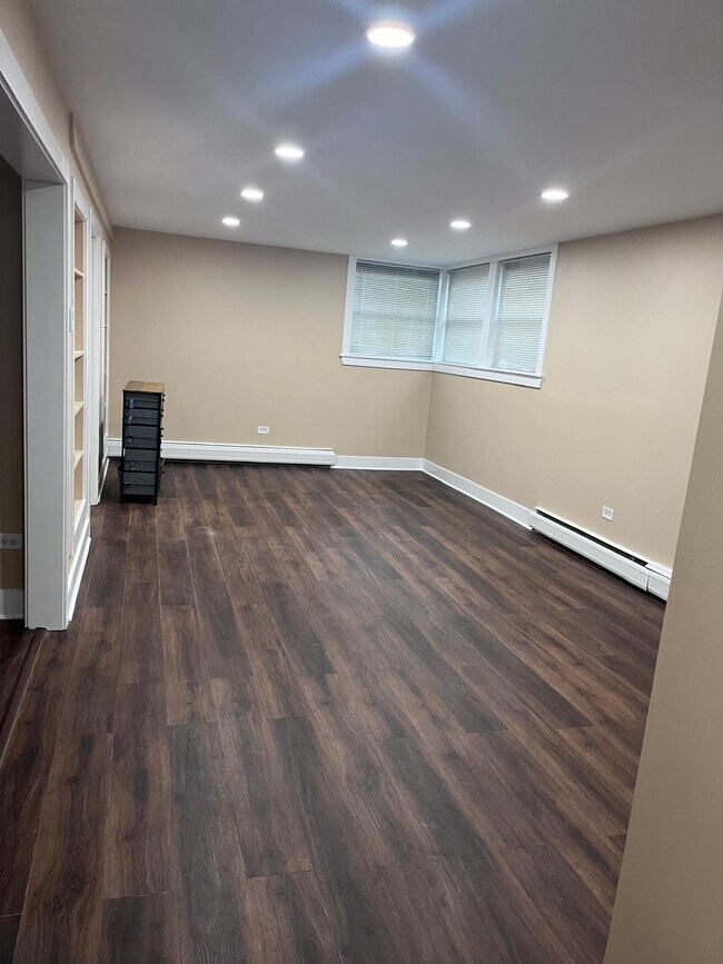 Sala de estar sin muebles - 6462 N Lehigh Ave