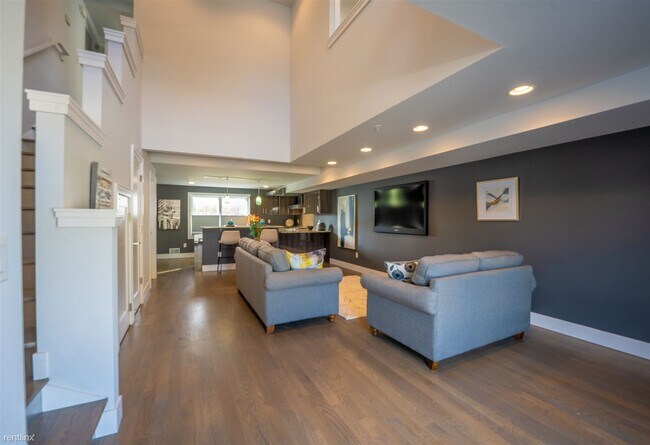 Building Photo - 2 br, 2.5 bath House - 622 W 11 Mile Rd