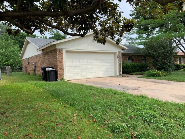 Building Photo - 520 Mustang Dr