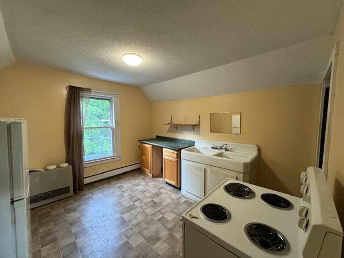 50 Winter St Unit C, Newport, NH 03773 Room for Rent in Newport, NH