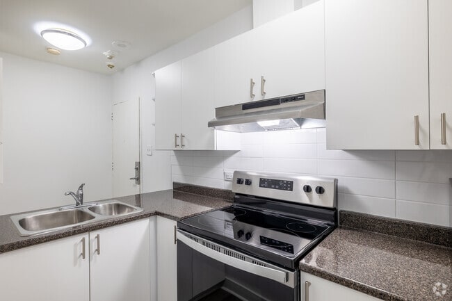 3BR, 1BA - 1,441 SF - Kitchen - 1150 Rue Sherbrooke East
