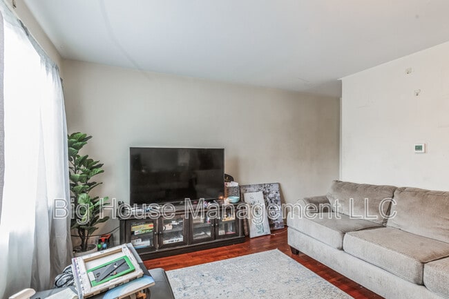 Building Photo - 1302 Hillsway Ct