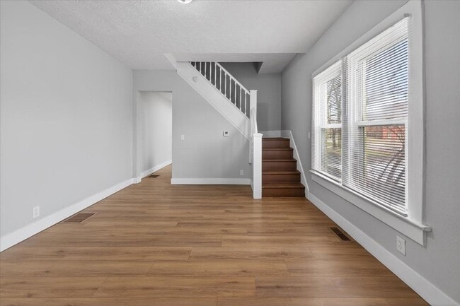 Foto del edificio - 2956-2956 Central Ave