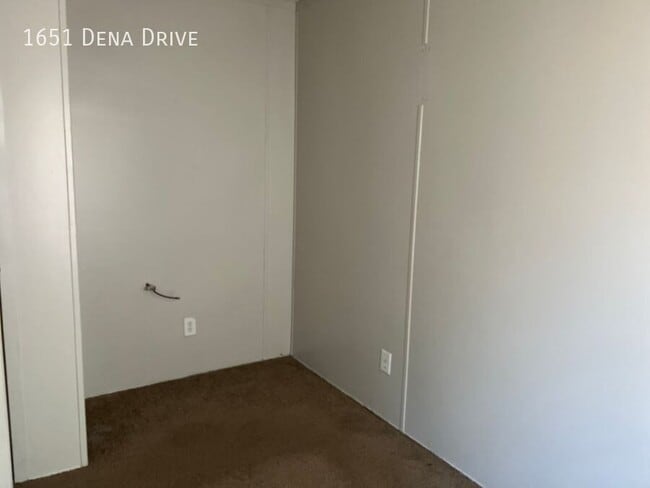 Foto del edificio - 1651 Dena Dr