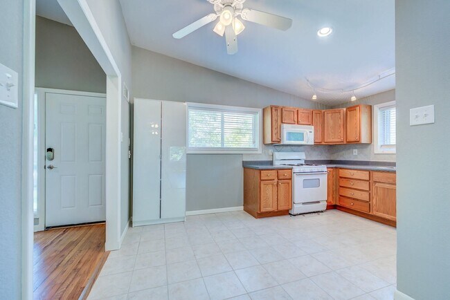 Building Photo - 1090 Groby Rd