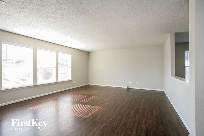 Building Photo - 10077 Pine Grove Way