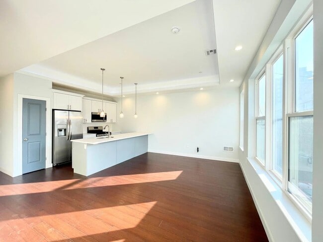 Open floorplan living room and kitchen - 1337 N Franklin St