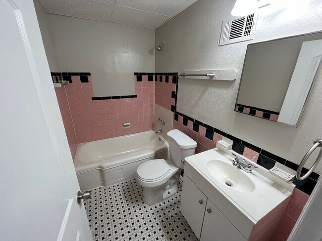 Foto del edificio - Renovated Three Bedroom One Bath Coming Av...