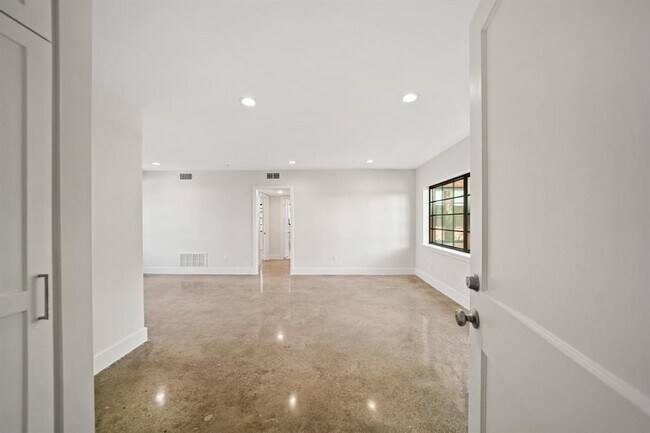 Building Photo - 520 Lovett Blvd