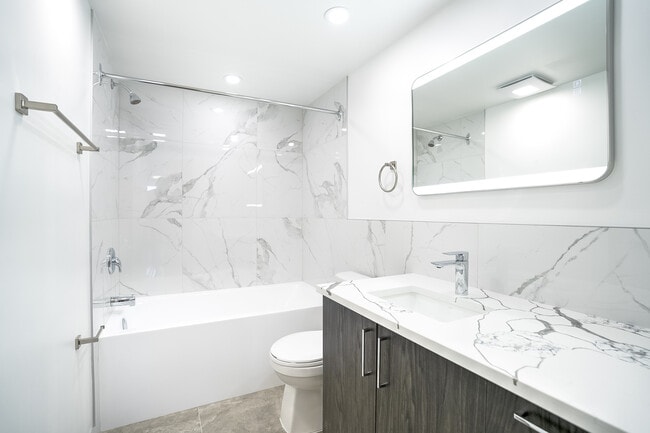 Building Photo - 5455 Rue de Terrebonne