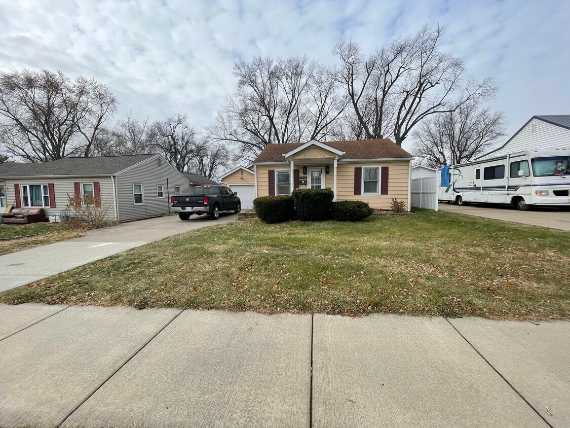 2345 48th St, Moline, IL 61265 House Rental in Moline, IL