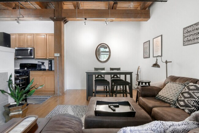 Foto del edificio - 1740 N Maplewood Ave