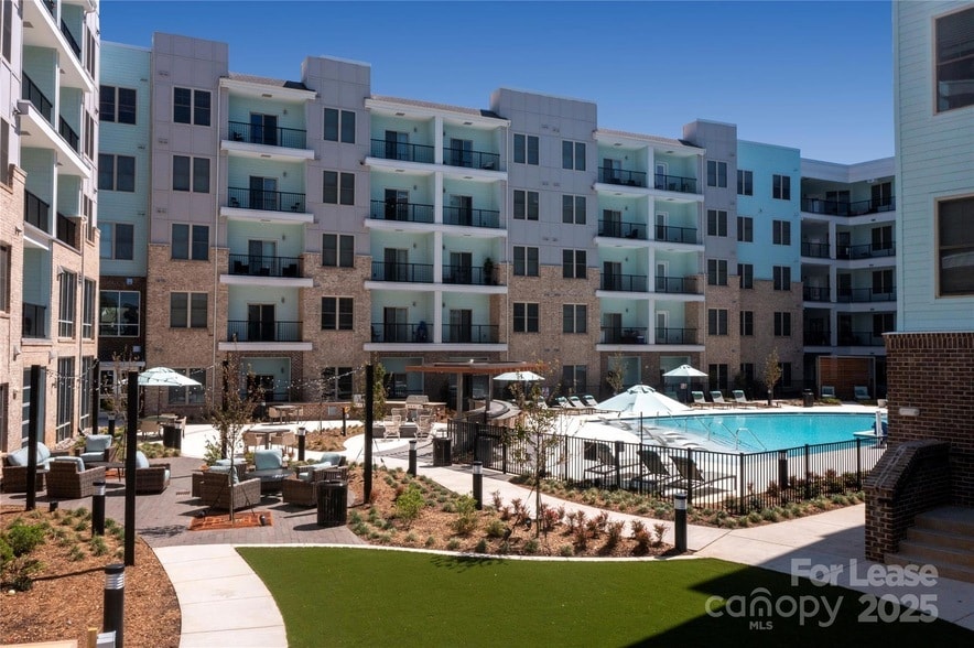 Foto principal - 8501 University Executive Park Dr