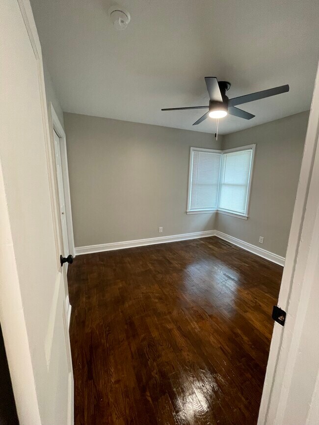 Building Photo - 909 Sandalwood Dr