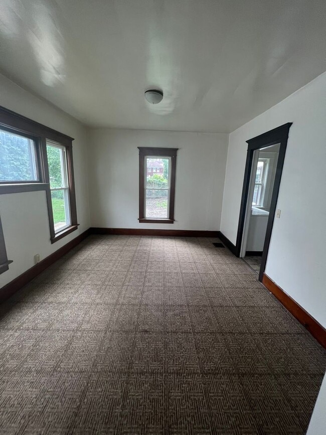 Building Photo - Large 4 Bedroom House