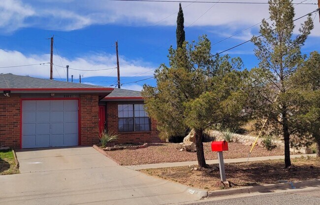 Building Photo - 8905 Leo St