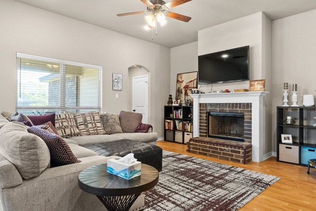 Building Photo - 907 Hickok Dr