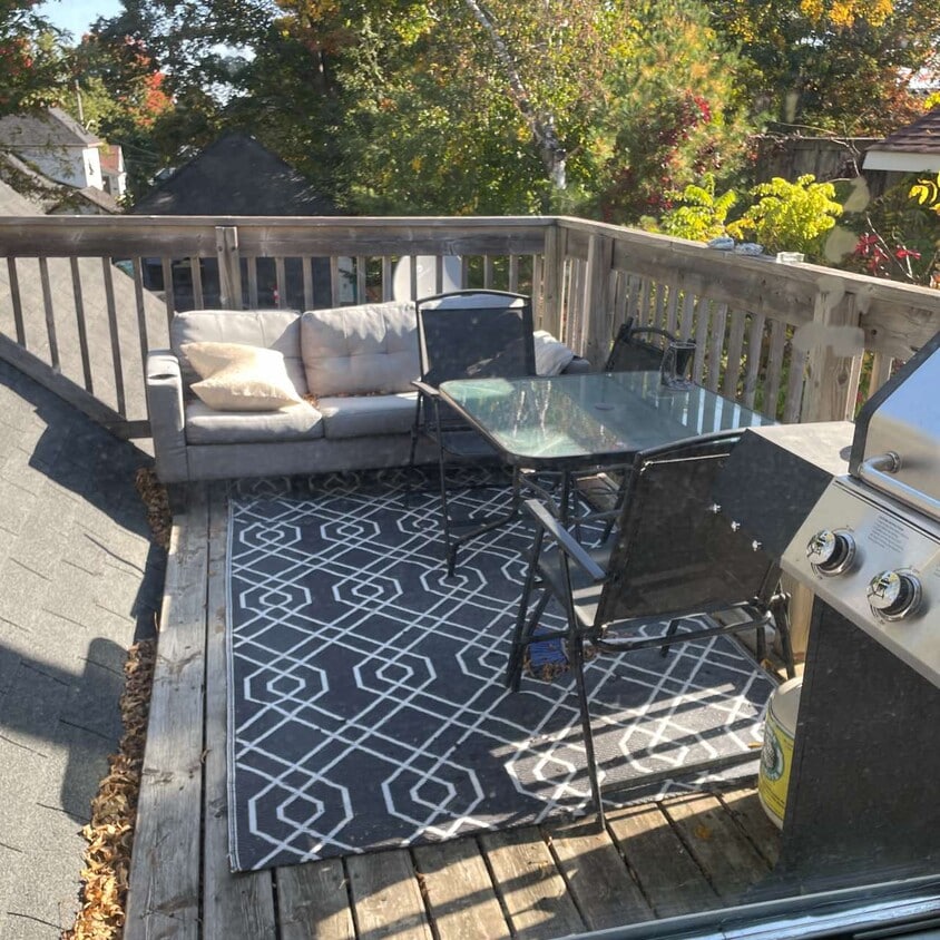 Building Photo - Upper One-Bedroom, steps from downtown Mid...