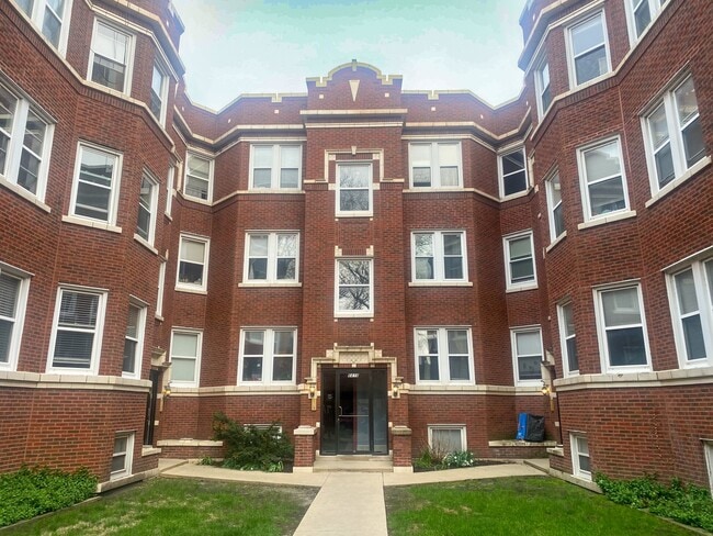 Photo - 6421 N Greenview Ave Apartment
