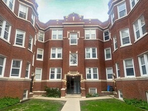 Building Photo - 6421 N Greenview Ave