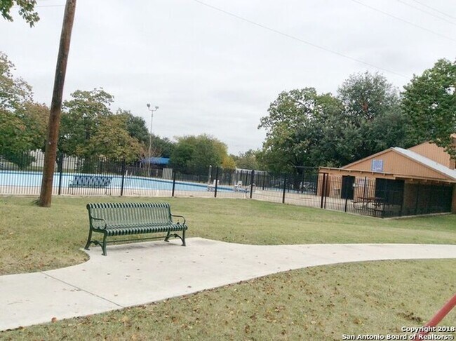 Building Photo - 418 Saratoga Dr