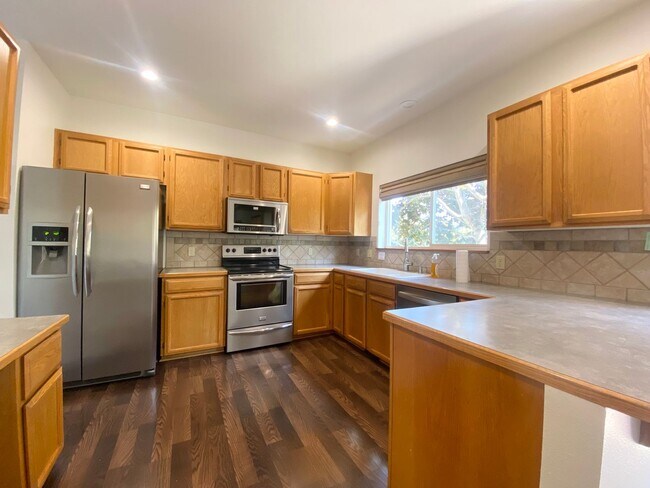 Foto del edificio - 4 bedroom Federal Way home w/ AC