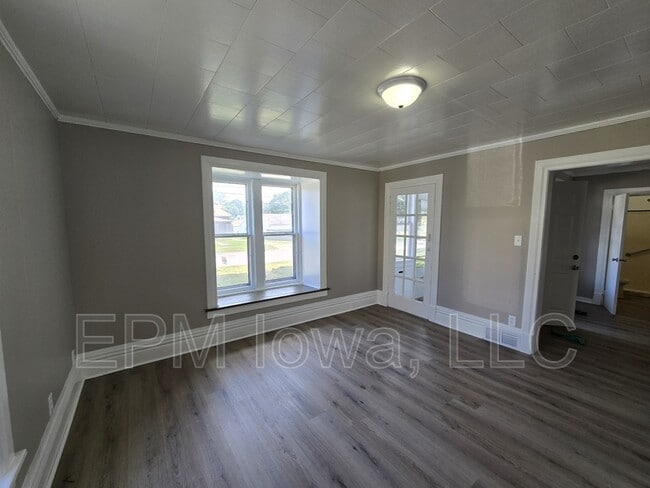 Building Photo - 740 W 11th St