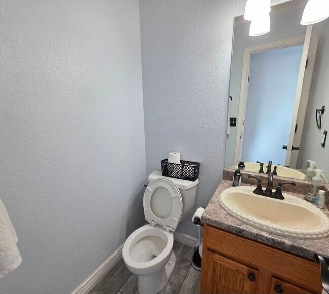 Foto del edificio - Stunning 4 Bed 3 Bath Home Near Peterson Air Force Base!!