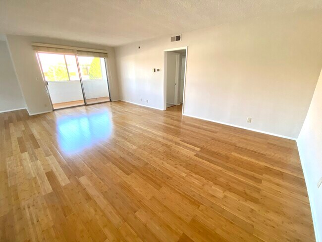 Foto del edificio - 150 N Clark Dr