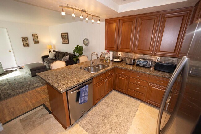 Foto del edificio - 6050 Henderson Dr