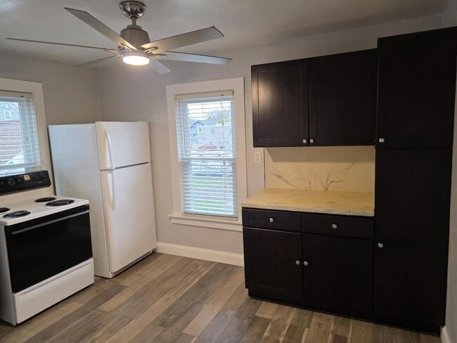 Building Photo - 128 Miller St