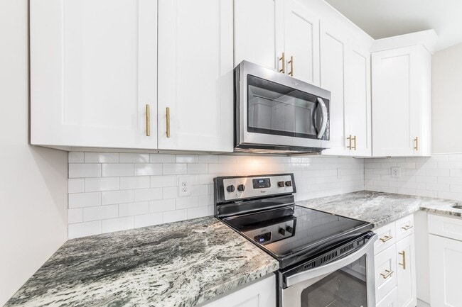 Building Photo - 3 bedroom 2 bath Townhome
