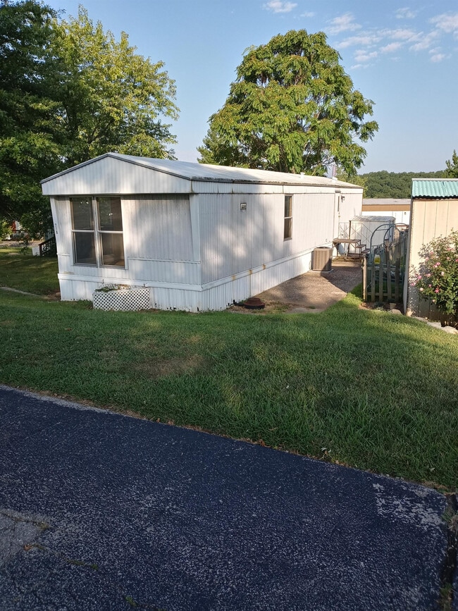 Building Photo - 719 Golden Point