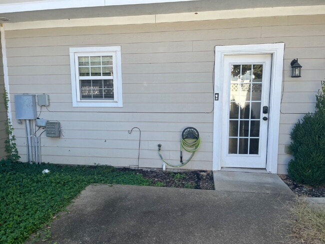 Building Photo - "Charming 2-Bed Townhouse Retreat with 2.5...