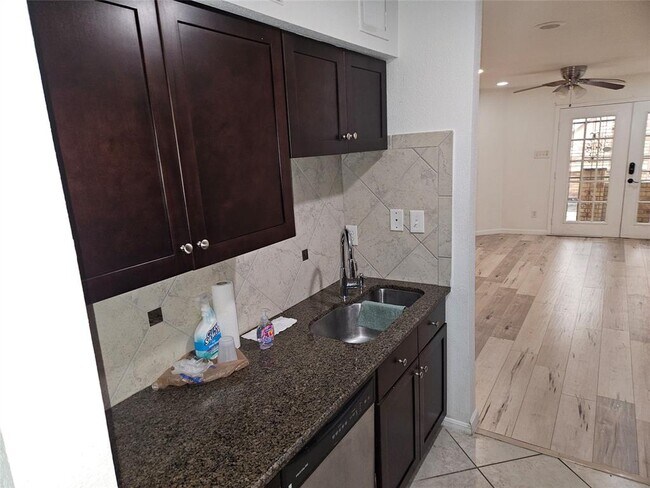 Foto del edificio - 2425 Holly Hall St