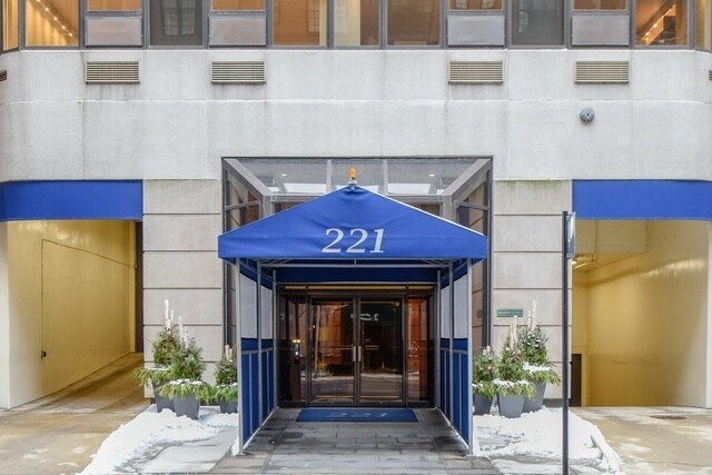 Foto principal - 221 E Walton Pl