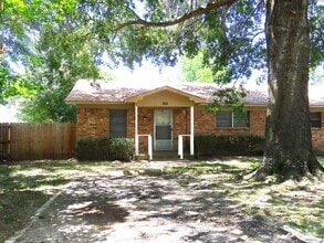 Building Photo - 810 Fleetwood