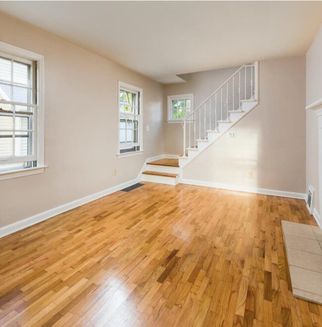 Building Photo - 128 Gunson St