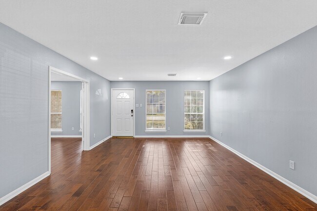 Foto del edificio - 5811 Vineyard Hill Dr