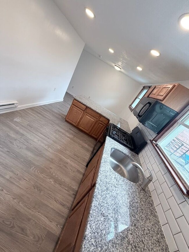 Building Photo - Perfect location, private . Clean , modernized and bright
