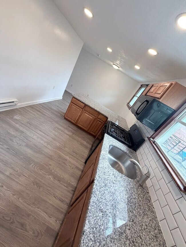 Foto del edificio - Perfect location, private . Clean , modernized and bright