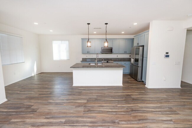 Foto del edificio - Amazing 3 Bedroom Condo available now! Totally loaded unit, schedule a tour today!