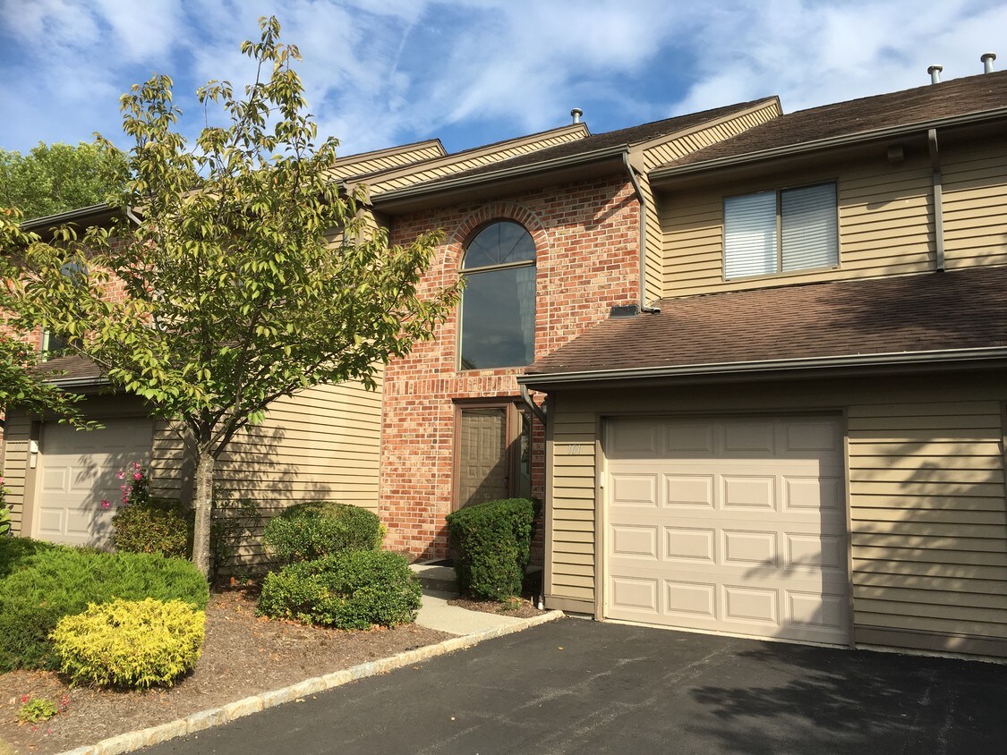 101 Castle Ridge Dr, East Hanover, NJ 07936 Townhome Rentals in East
