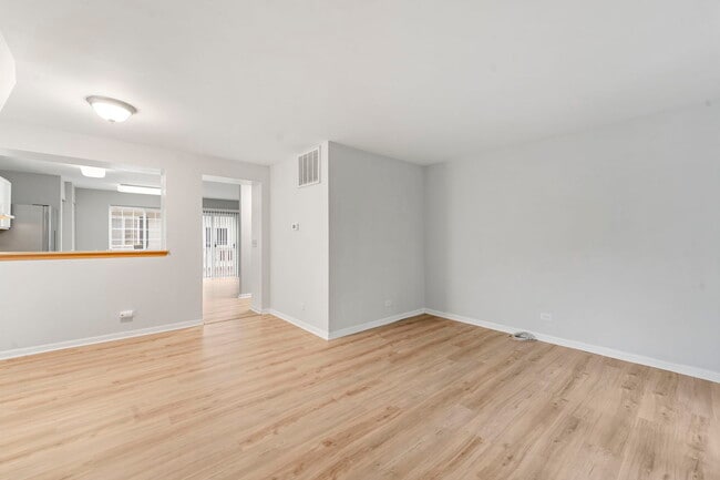 Building Photo - 321 W Whispering Oaks Ln