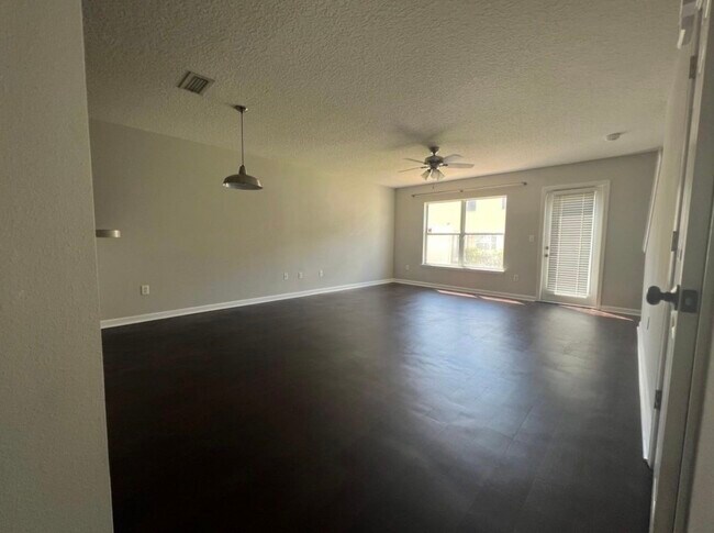 Foto del edificio - 1500 Calming Water Dr