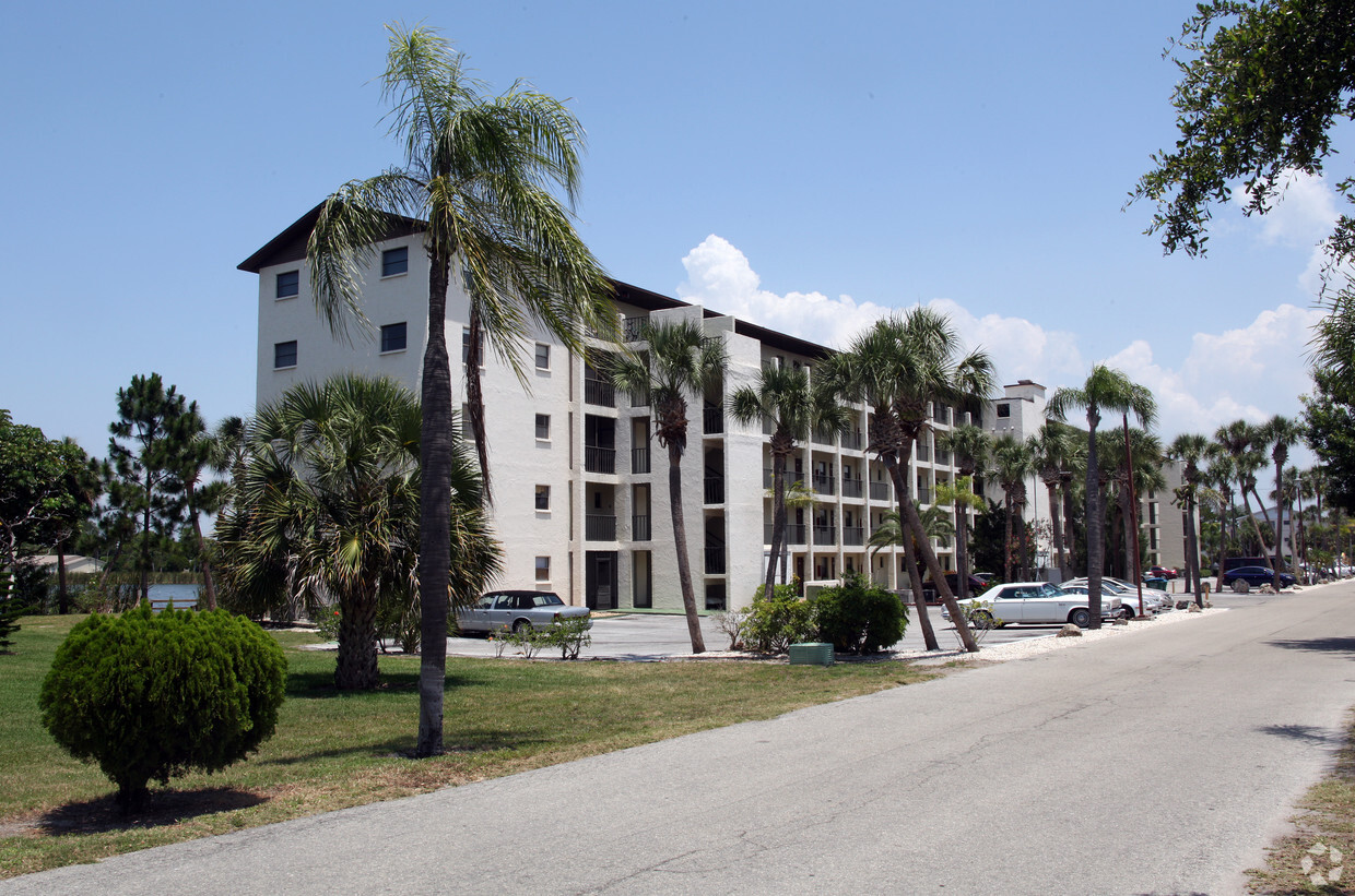 Foto principal - Lake Bayshore Condominiums